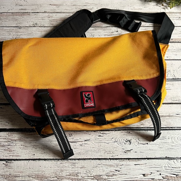 Limited Edition Chrome Mini Metro Messenger Bag - Picture 4 of 17